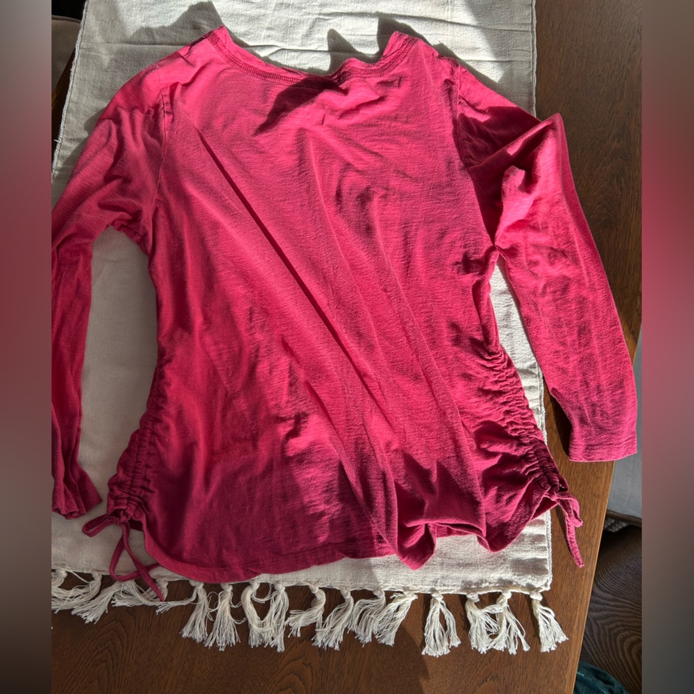 Gloria Vanderbilt gold foiled top. Long sleeve, Side ties. Round neck. Large